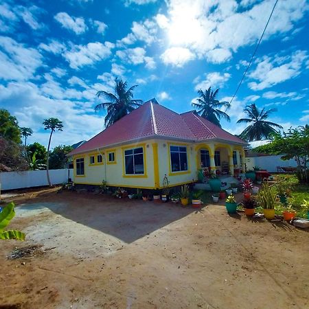 Bed and Breakfast L&J Modern Backpackers Kigamboni Beach House Дар-эс-Саламе Экстерьер фото