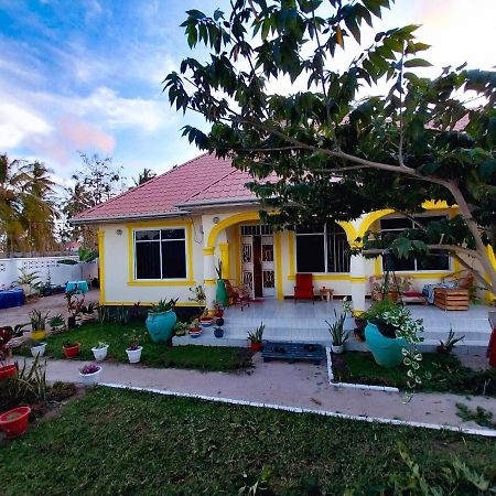 Bed and Breakfast L&J Modern Backpackers Kigamboni Beach House Дар-эс-Саламе Экстерьер фото