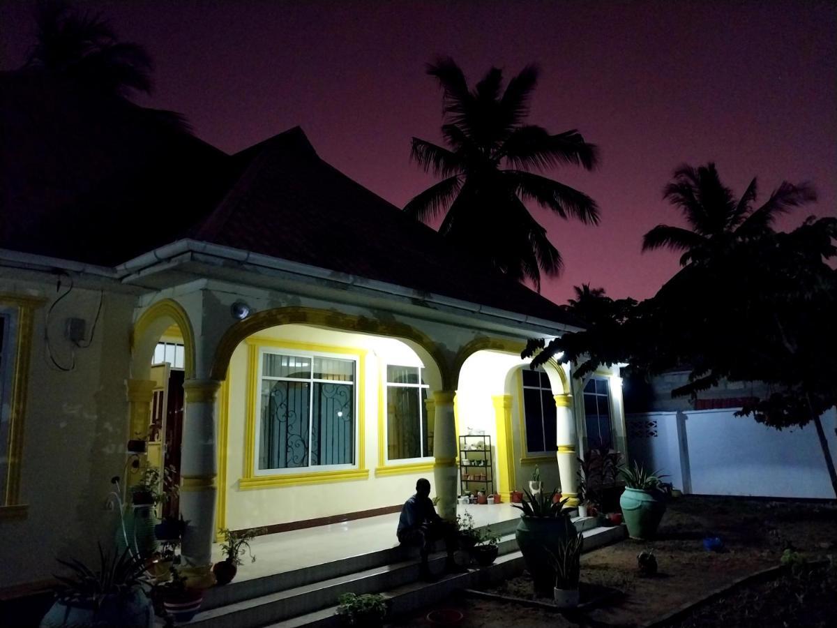 Bed and Breakfast L&J Modern Backpackers Kigamboni Beach House Дар-эс-Саламе Экстерьер фото