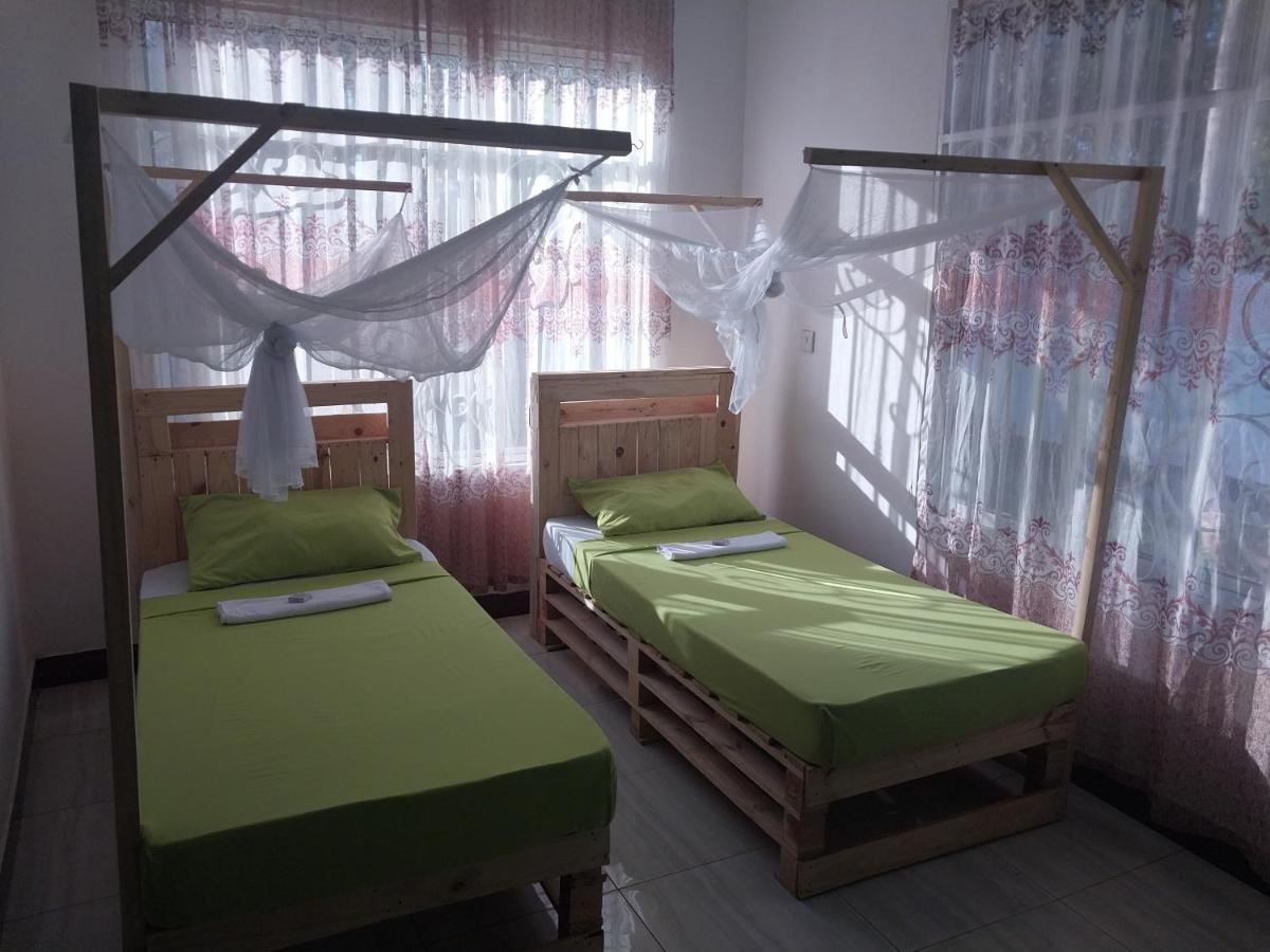 Bed and Breakfast L&J Modern Backpackers Kigamboni Beach House Дар-эс-Саламе Экстерьер фото