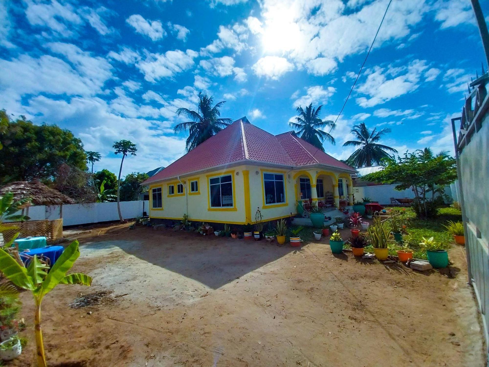 Bed and Breakfast L&J Modern Backpackers Kigamboni Beach House Дар-эс-Саламе Экстерьер фото