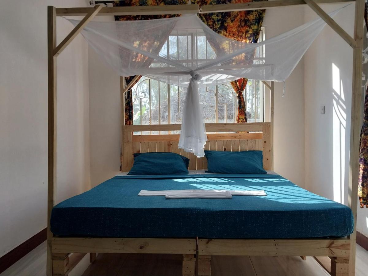 Bed and Breakfast L&J Modern Backpackers Kigamboni Beach House Дар-эс-Саламе Экстерьер фото