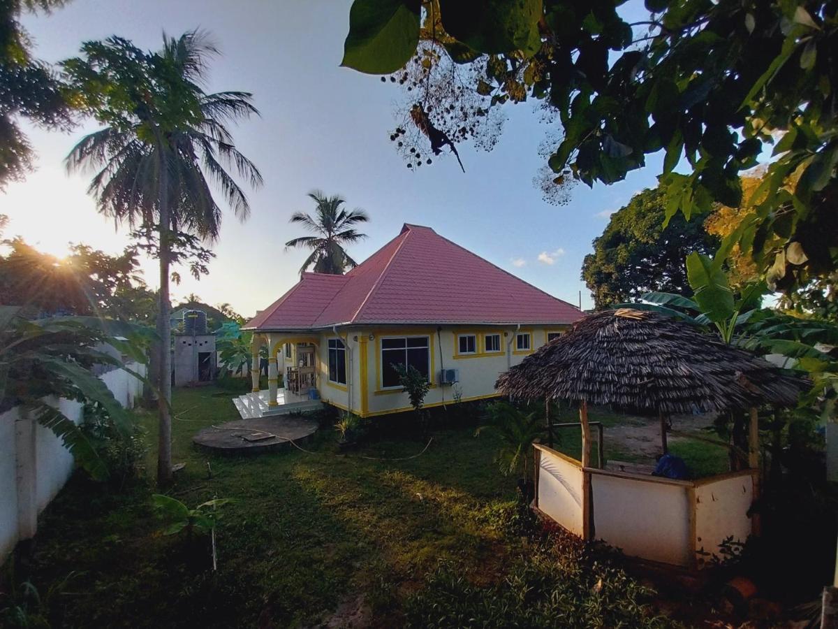 Bed and Breakfast L&J Modern Backpackers Kigamboni Beach House Дар-эс-Саламе Экстерьер фото